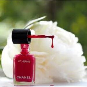 CHANEL Emblematique Deep Red Nail Lacquer